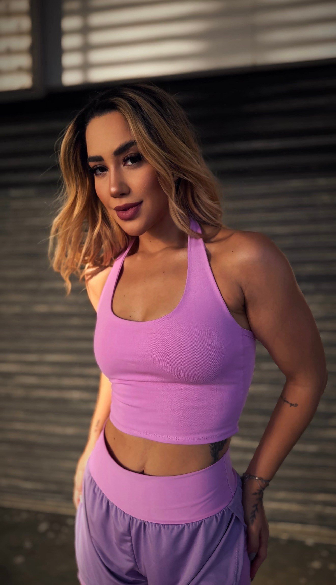 Cropped Virgini Hello Fitness, decote halter liso, cor lilás